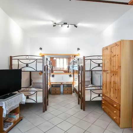 Apartman Kontaratos & *