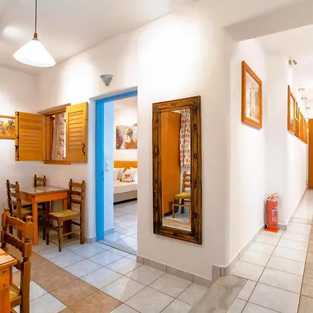 Kontaratos & Apartman Párosz