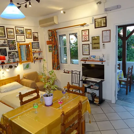 Kontaratos & Apartman Párosz