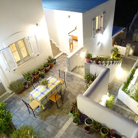 Apartman Kontaratos & *