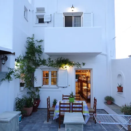 Kontaratos & Apartman Párosz